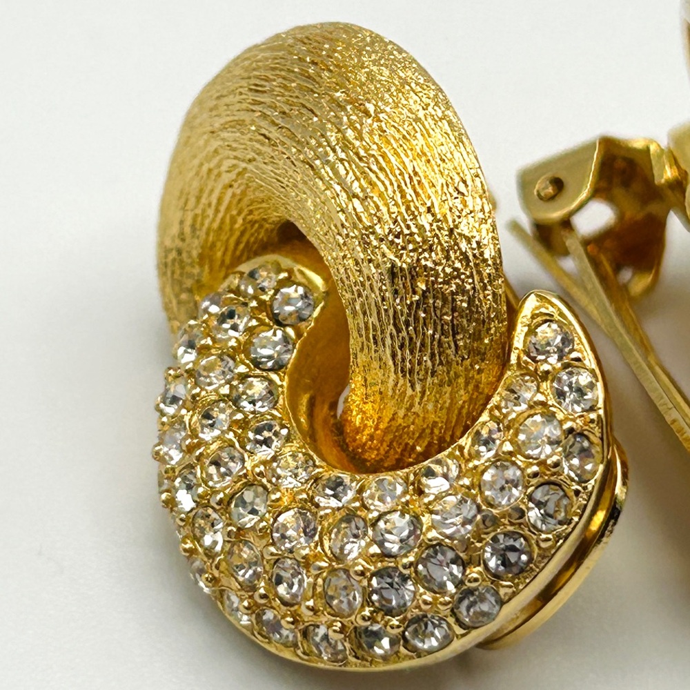 ⚜️Vintage CHRISTIAN DIOR Gold Tone Crystal Love Knot Clip-On Earrings 1980s - Picture 9 of 16